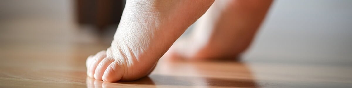 Das Kind läuft auf den Fingerspitzen. Vereinbaren Sie einen Termin mit einem Kinderneurologen bei OrthoMed