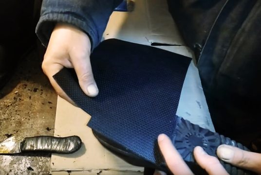ein Riss in der Schuhsohle
