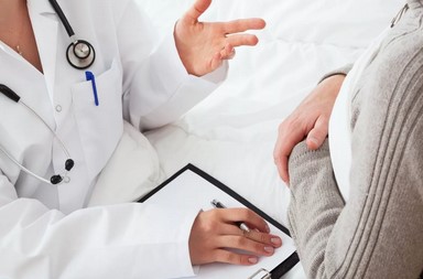  CT-Aufnahme mit und ohne Kontrastmittel: Auf dem ersten Bild sind die Lebermetastasen nach Anreicherung deutlich zu erkennen